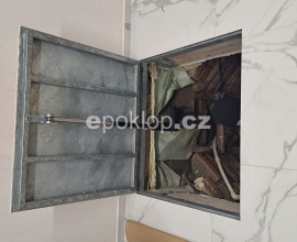 Hotový zadlážděný poklop s panty do roviny otevřený