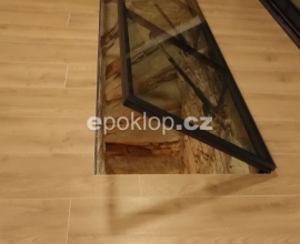 Hotový skleněný poklop pootevřený
