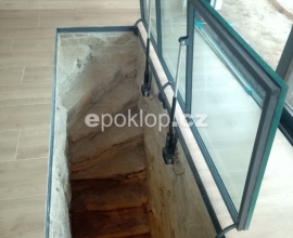 Hotový skleněný poklop otevřený